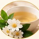 Xícara de chá branco com flores